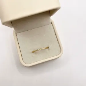 ANEL MEIA ALIANÇA FINA COM ZIRCONIAS