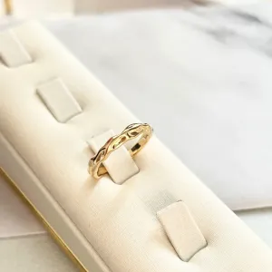 ANEL FINO COM DETALHES DE  MARTELADO