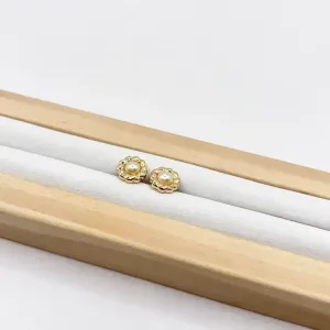 BRINCO FLOR COM PÉROLA NO CENTRO