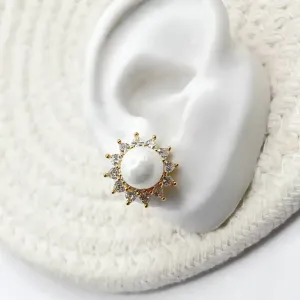 BRINCO PÉROLA SHELL COM ZIRCONIAS