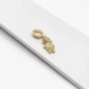 PINGENTE MENINA CRAVEJADO COM CORAÇÃO CRISTAL