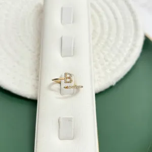 ANEL AJUSTÁVEL DE LETRA CRAVEJADO - B