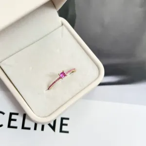 ANEL SOLITÁRIO CRAVEJADO COM ZIRCONIAS PINK