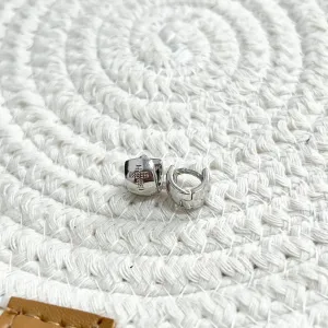 BRINCO ARGOLA ARTICULADA COM DESENHO DE CRUZ