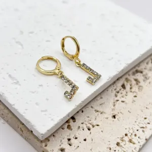 BRINCO ARGOLA DE CLICK LETRAS STRASS  - J