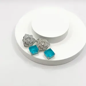 BRINCO FLOR CRAVEJADA COM PEDRA FUSION QUADRADA