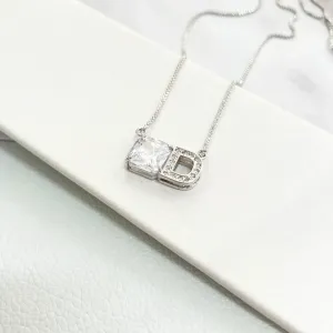COLAR LETRA COM PEDRA CRISTAL - D