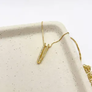 COLAR LETRA LONGA DE MICRO ZIRCONIAS - V