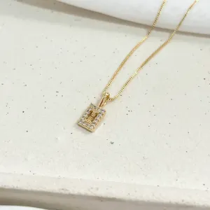 COLAR LETRA MINI MEDALHA CRAVEJADA COM LETRA - H