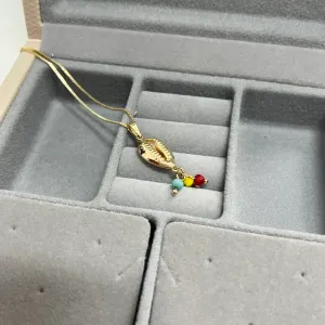 COLAR PINGENTE BÚZIO COM 3 CRISTAIS COLORIDOS