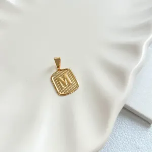 PINGENTE MEDALHA PEQUENA DE LETRA - M