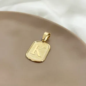 PINGENTE MEDALHA QUADRADA DE LETRA