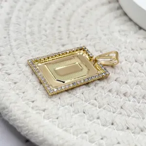 PINGENTE MEDALHA QUADRADA DE LETRA COM RIVIERA - D