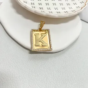 PINGENTE MEDALHA QUADRADA DE LETRA COM RIVIERA - K