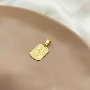 PINGENTE MEDALHA QUADRADA DE LETRA - G