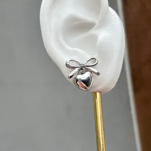 BRINCO LAÇO COM CORAÇÃO PENDURADO