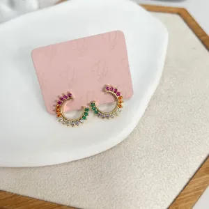 BRINCO MEIO CÍRCULO COM ZIRCONIAS COLORIDAS