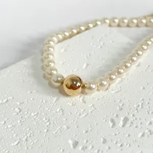 COLAR PÉROLAS 8MM COM 1 BOLA 12MM DOURADA NO CENTRO