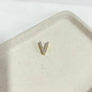 PINGENTE LETRA 1,5CM CRAVEJADA - V