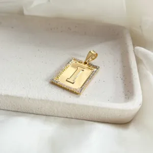 PINGENTE MEDALHA QUADRADA DE LETRA COM RIVIERA