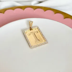 PINGENTE MEDALHA QUADRADA DE LETRA COM RIVIERA - T