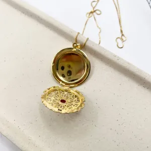 COLAR RELICÁRIO RENDADO COM PEDRA DE ZIRCONIA VERMELHA