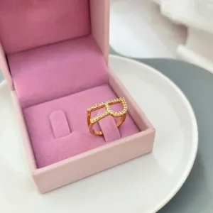 ANEL AJUSTÁVEL LETRA CRAVEJADA HORIZONTAL