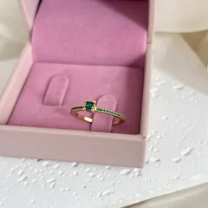 ANEL SOLITÁRIO CRAVEJADO COM ZIRCONIAS VERDE ESMERALDA