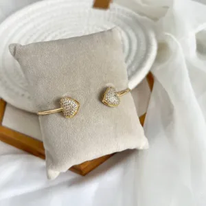BRACELETE ABERTO 2 CORAÇÕES CRAVEJADOS