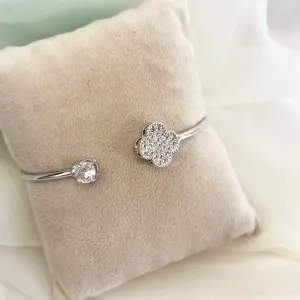 BRACELETE ABERTO TREVO CRAVEJADO E PONTO DE LUZ