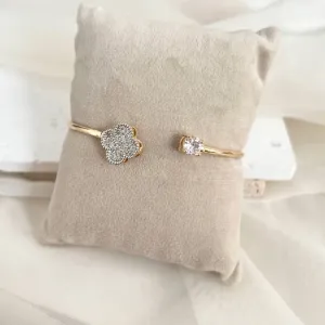 BRACELETE ABERTO TREVO CRAVEJADO E PONTO DE LUZ