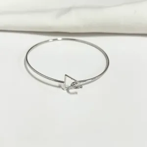 BRACELETE FIO TRIÂNGULO COM ENGATE