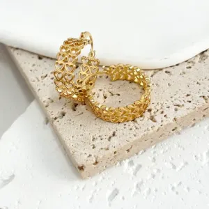 BRINCO ARGOLA CORAÇÕES VAZADOS COM FECHO ITALIANO