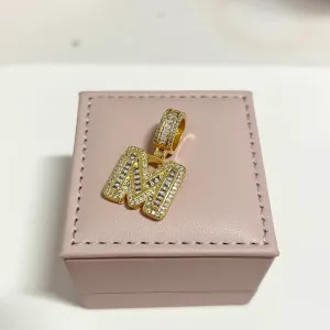 PINGENTE DE LETRA LUXO CRAVEJADO - M