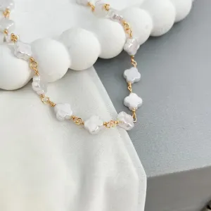 COLAR CHOKER TREVOS EM PÉROLAS 45CM