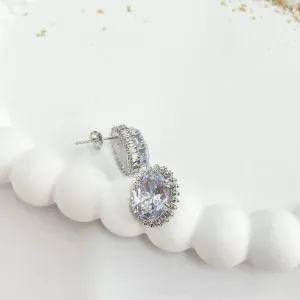 BRINCO PEDRA OVAL DE ZIRCONIA COM BAGUETES NAS BORDAS