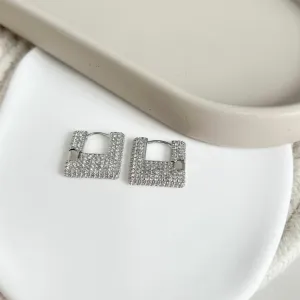 BRINCO ARGOLA QUADRADA COM MICRO ZIRCONIA