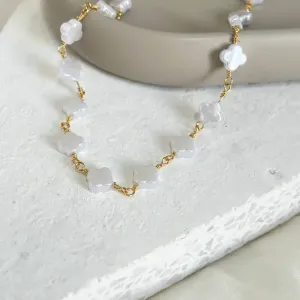 COLAR CHOKER TREVOS EM PÉROLAS 45CM