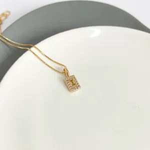 COLAR LETRA MINI MEDALHA CRAVEJADA COM LETRA - I
