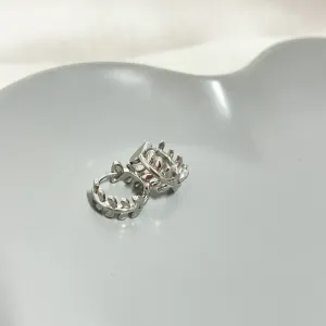 BRINCO ARGOLA ARTICULADA FOLHAS