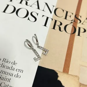 BRINCO ARGOLA DE CLICK LETRAS STRASS - J