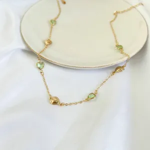 COLAR CHOKER CORAÇÕES DE PEDRA VERDE E DOURADOS 45CM