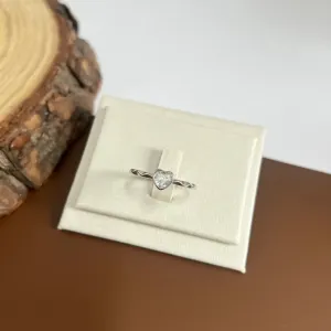ANEL ARO COM DETALHES E PEDRA DE CORAÇÃO CRISTAL