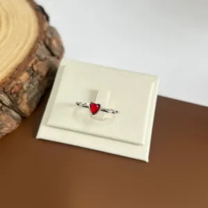 ANEL ARO COM DETALHES E PEDRA DE CORAÇÃO VERMELHO