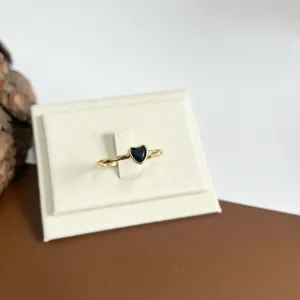 ANEL ARO COM DETALHES E PEDRA CORAÇÃO PRETA