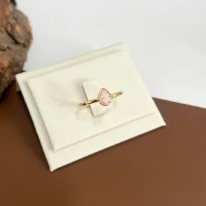 ANEL ARO COM DETALHES E PEDRA GOTA ROSA