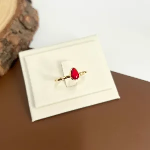 ANEL ARO COM DETALHES E PEDRA GOTA VERMELHA