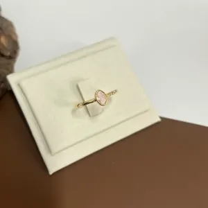 ANEL ARO COM DETALHES E PEDRA OVAL ROSA