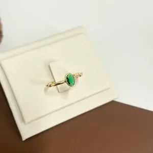 ANEL ARO COM DETALHES E PEDRA OVAL VERDE