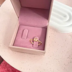 ANEL ARO COM DETALHES E PEDRA QUADRADA CRISTAL